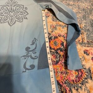 Like new Athleta ladies s quarter zip thumb holes pullover